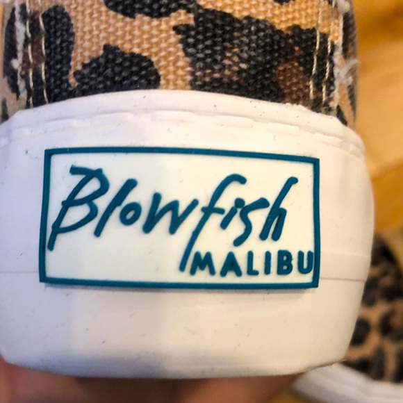 Super Cute  Sneakers - Picture 5 of 6